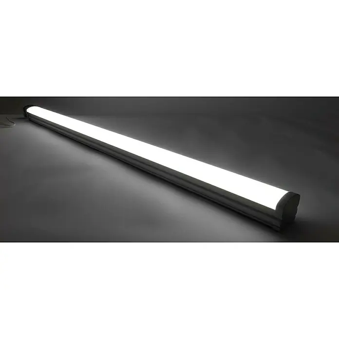 Ritter Leuchten LED-Lichtleiste Omega - 24 W, Länge: 1,142 m, Tageslichtweiß - Diese Aufnahme zeigt eine lange LED-Leuchte mit einem hellen, weißen Licht, die sich ideal für die effiziente Beleuchtung von Räumen eignet.