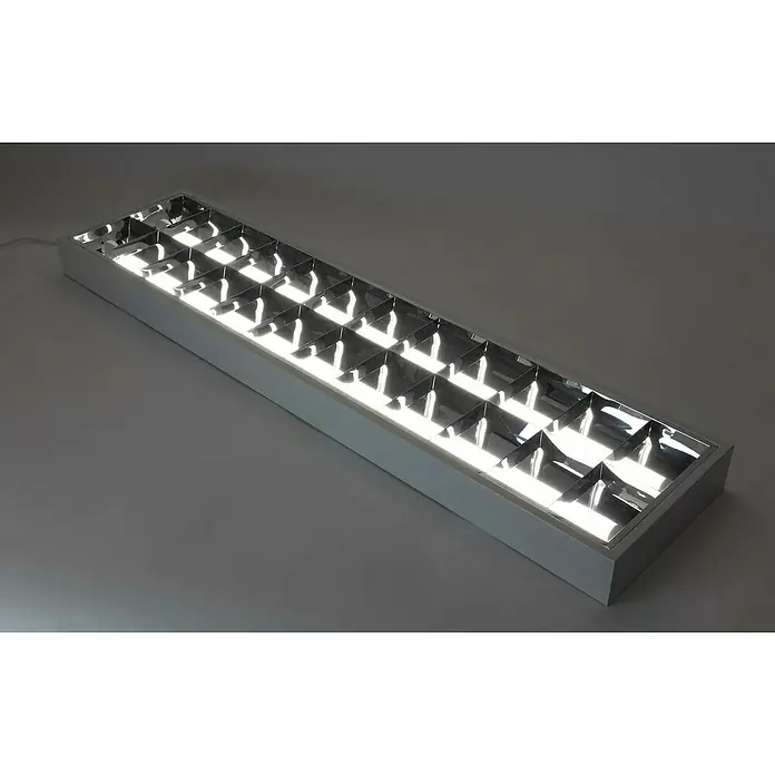 Ritter Leuchten Bürobeleuchtung Profiline - 2-flammig, 2 x 18 W, Weiß - Nahaufnahme einer Deckenleuchte mit quadratischen, reflektierenden Einsätzen, die helles Licht abstrahlt und eine moderne Optik erzeugt.