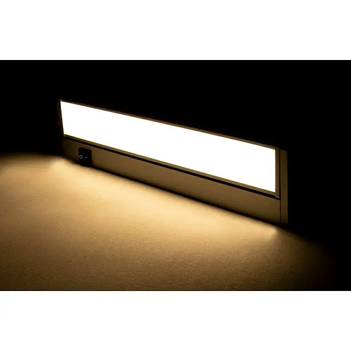 Ritter Leuchten Podelementna LED svjetiljka - 8 W, Duljina: 35 cm, Topla bijela - Krupni plan LED svjetiljke ispod ormarića, baca toplo svjetlo na površinu, stvarajući ugodan ambijent.