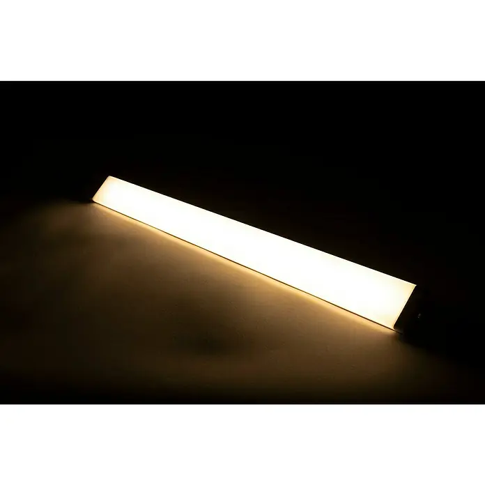 Ritter Leuchten LED-Unterbauleuchte Angle Light - 8 W, Länge: 55 cm, Neutralweiß - Eine lange, rechteckige LED-Leuchte strahlt helles, warmes Licht ab, das auf die darunterliegende Oberfläche fällt und eine gemütliche Atmosphäre erzeugt.