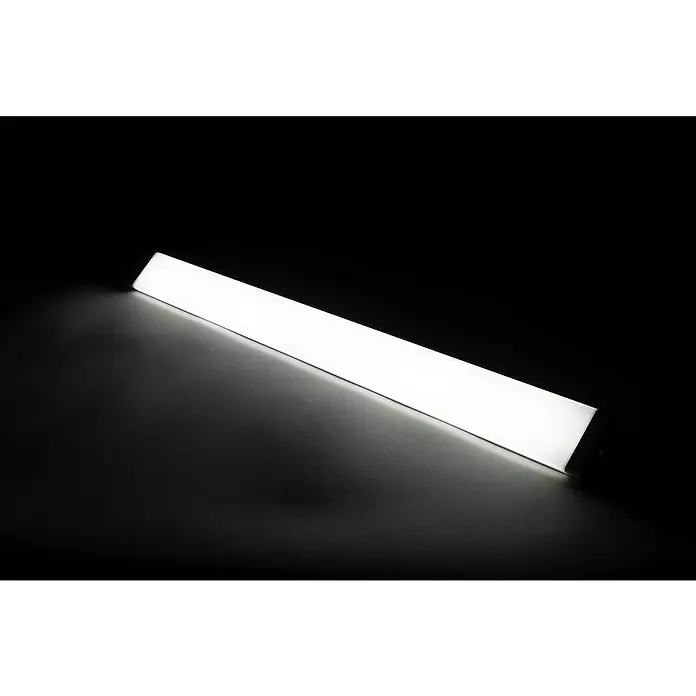 Ritter Leuchten LED-Unterbauleuchte Angle Light - 8 W, Länge: 55 cm, Neutralweiß - Eine helle LED-Leuchte strahlt in einem dunklen Raum und erzeugt einen modernen Lichteffekt. Ideal für minimalistische Designs.