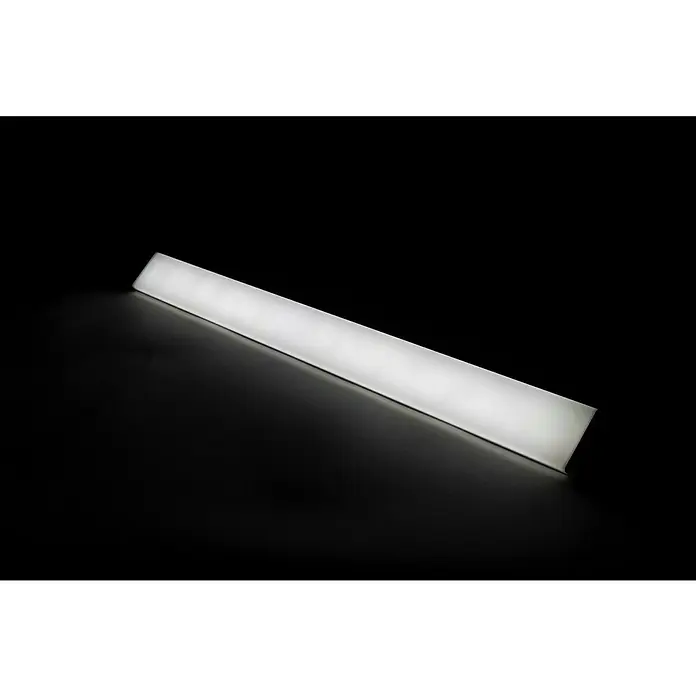 Ritter Leuchten LED-Unterbauleuchte Angle Light - 8 W, Länge: 55 cm, Neutralweiß - Helles, rechteckiges LED-Panel auf dunklem Untergrund. Ideal zur modernen Beleuchtung von Räumen und Arbeitsbereichen mit indirektem Licht.