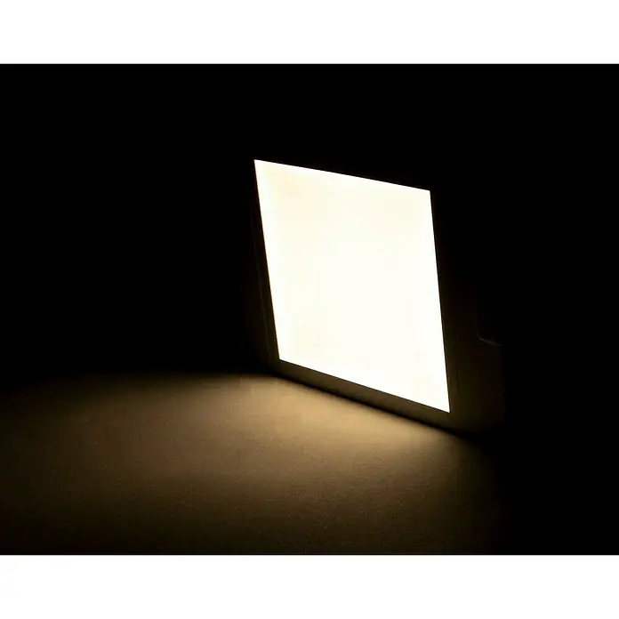 Ritter Leuchten LED-Unterbauleuchte Dimpod - 4,5 W, L x B x H: 11 cm x 12,5 mm x 20 cm, Warmweiß - Nahaufnahme einer modernen, quadratischen LED-Wandleuchte, die ein warmes, einladendes Licht in einem dunklen Raum ausstrahlt.