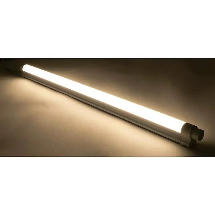 Ritter Leuchten LED-Unterbauleuchte TurnLight - 8 W, Länge: 61,4 cm, Neutralweiß - Nahaufnahme einer leuchtenden, weißen LED-Röhrenlampe, die ein helles, warmes Licht abgibt und auf einer neutralen Oberfläche platziert ist.