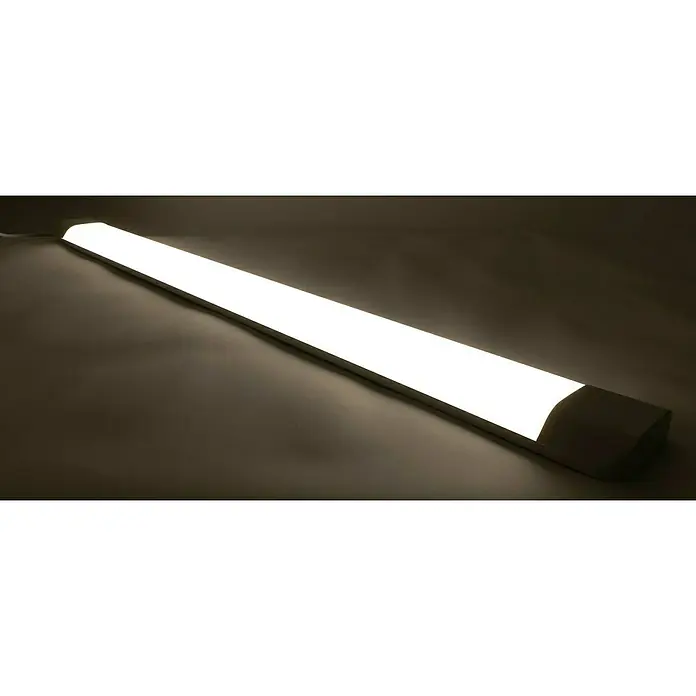 Ritter Leuchten LED-Deckenleuchte Flux - 48 W, Silber, L x B x H: 120 x 11 x 3,5 cm - Nahaufnahme einer LED-Röhrenleuchte mit starkem, weißem Licht auf einem neutralen Hintergrund, ideal für moderne Beleuchtungskonzepte.