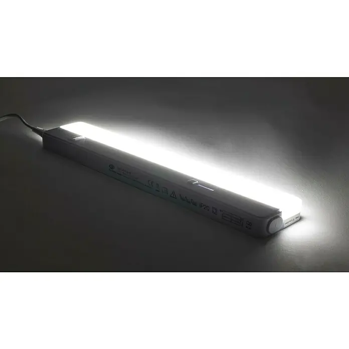 Ritter Leuchten Podelementna LED svjetiljka - 8,5 W, Duljina: 35 cm, Neutralno bijelo - Detaljan prikaz upaljene LED trake koja baca jarko svjetlo na površinu ispod, ističući detalje proizvoda.