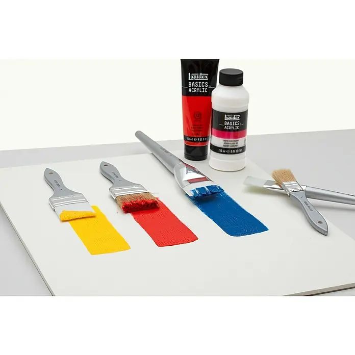Liquitex Basics Set ravnih kistova - 2 -dij. - Prikaz izbliza Liquitex Basics akrilnih boja i kistova s potezima žute, crvene i plave boje na bijelom platnu.