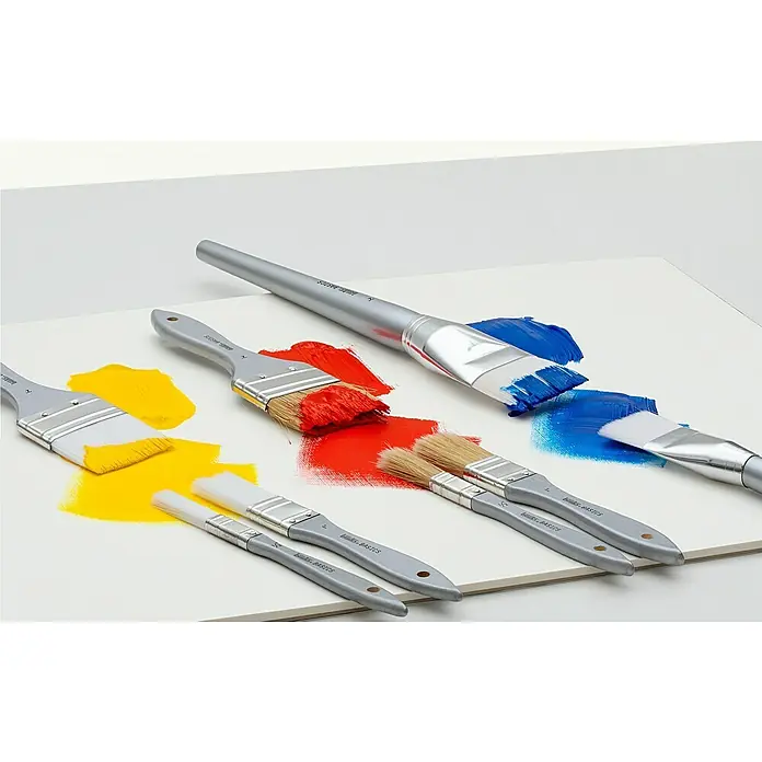 Liquitex Basics Set ravnih kistova - 2 -dij. - Krupni plan seta kistova za slikanje Amazon Basics sa žutim, crvenim i plavim mrljama boje na bijeloj površini.