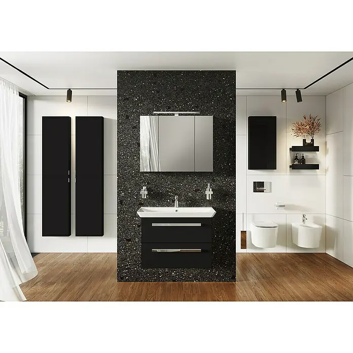 Riva Vulcano Waschtischunterschrank - 71,6 x 46 x 52 cm, Schwarz, Matt - Modernes Badezimmer-Interieur mit einem Waschtischunterschrank, Spiegelschrank und schwarzen Hängeschränken.