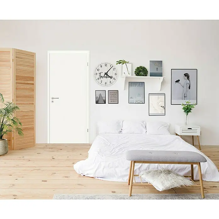 Zimmertür - 860 x 1.985 mm, DIN Anschlag: Rechts, Weiß, Mittellage: Wabe - Helle Innentür in einer minimalistischen Schlafzimmerumgebung, die die schlichte Eleganz und Funktionalität des Designs hervorhebt.