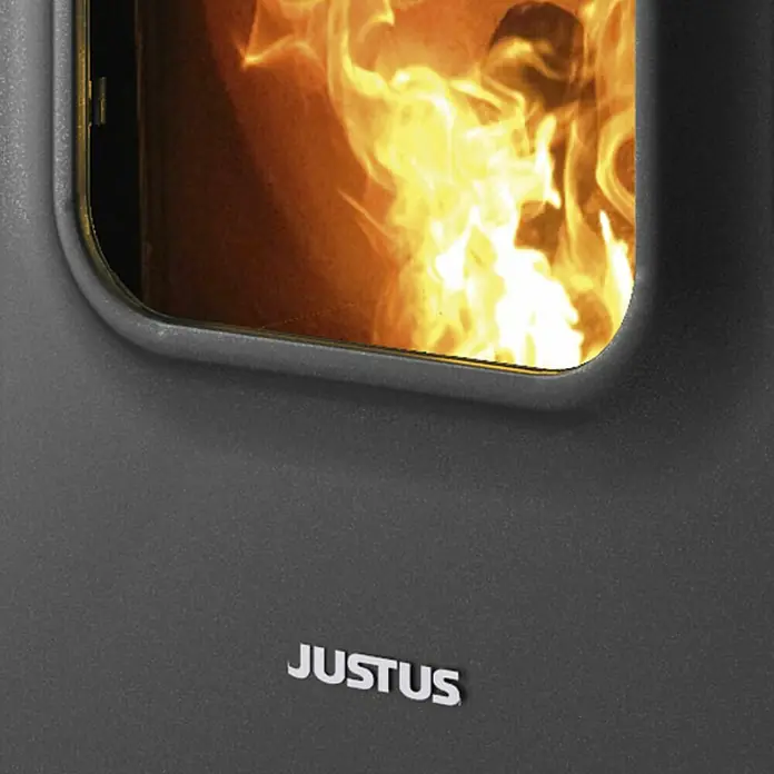 Justus Pelletofen Canis XL - 2,5 kW - 8 kW, Raumheizvermögen: 200 m³, Stahl, Schwarz - Nahaufnahme eines Justus Kaminofens mit brennendem Feuer im Inneren, der Wärme und Gemütlichkeit ausstrahlt.\n