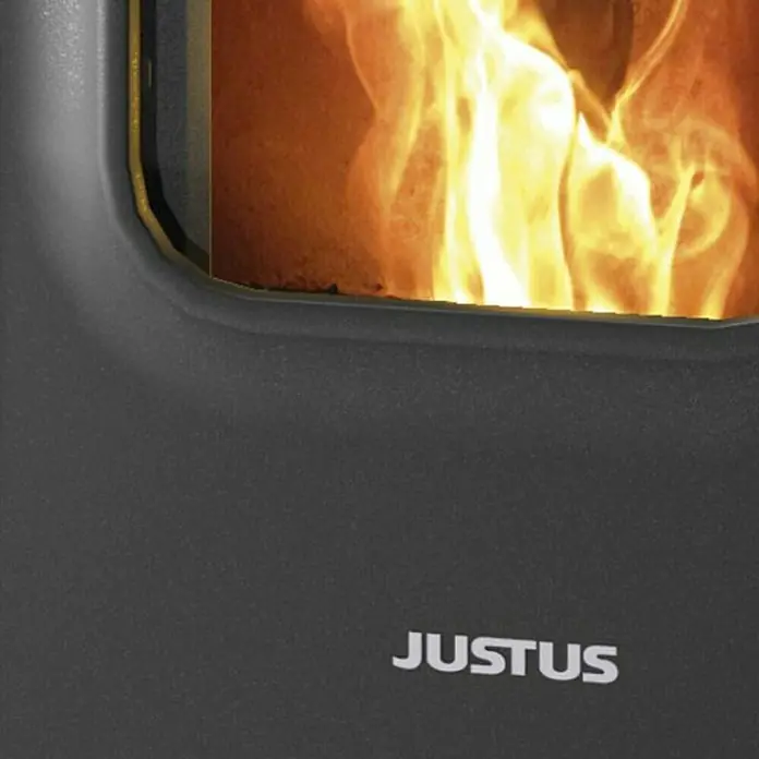 Justus Pelletofen Canis - 2,5 kW - 6,4 kW, Raumheizvermögen: 160 m³, Speckstein, Schwarz - Nahaufnahme eines Justus-Holzofens mit brennendem Feuer im Inneren, das Wärme und Gemütlichkeit ausstrahlt.