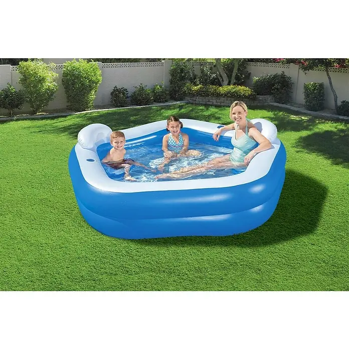 Bestway Dječji bazen Family Fun - 213 x 206 x 69 cm - Bazen na napuhavanje sa ženom i dvoje djece na zelenom travnjaku u dvorištu.