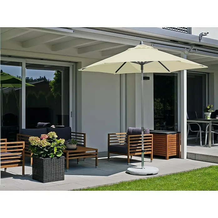 Glatz Suncomfort Sonnenschirm Push Up - Ecru, L x B: 250 x 200 cm - Ein cremefarbener Sonnenschirm steht auf einer Terrasse mit Gartenmöbeln und Pflanzgefäßen und bietet Schatten.
