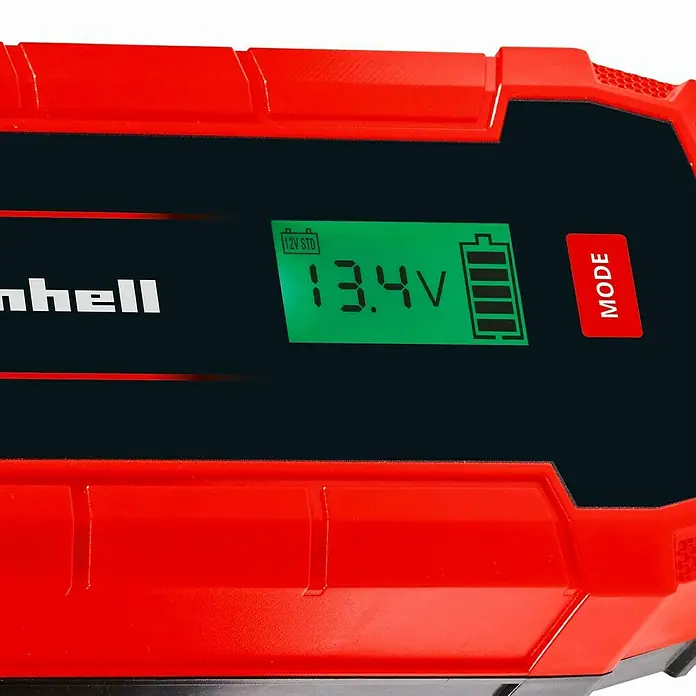 Einhell Cargador de batería para coche CE-BC10M - 12 V, Corriente máx. de carga: 10 A - Detalle de un cargador de batería Einhell con pantalla digital que muestra 13.4V y el estado de la batería.