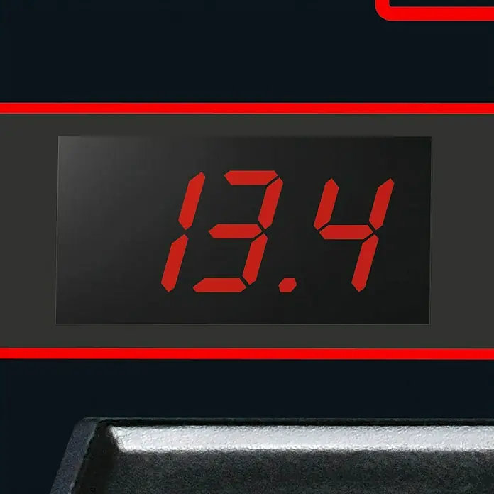 Einhell Cargador de batería para coche  CE-BC 30 M - 12 V, Corriente máx. de carga: 30 A - Primer plano de un display digital que muestra el valor 13.4, rodeado por un marco rojo.