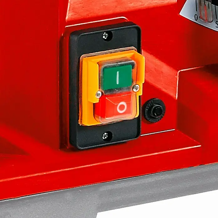 Einhell Sierra circular de mesa TE-TS 250UF - 1.500 W, Diámetro hoja de sierra: 250 mm, 4.500 r.p.m. - Un primer plano del interruptor de encendido/apagado de una sierra de mesa roja, lo que garantiza un funcionamiento seguro y cómodo.