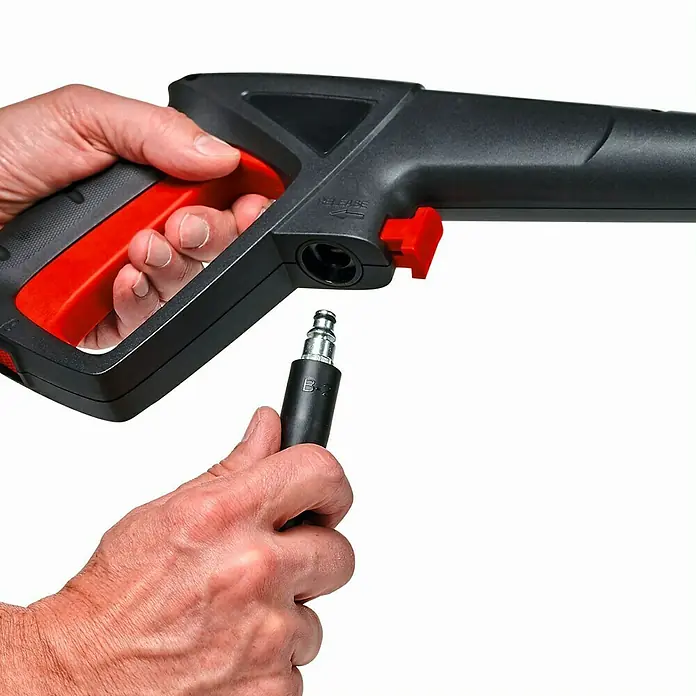 Einhell Classic Hidrolimpiadora de alta presión TC-HP90 - 1.200 W, Presión máx.: 90 bar, Capacidad de bombeo: 372 l/h - La imagen muestra un mango de hidrolavadora con un gatillo rojo y una manguera negra conectada a él.
