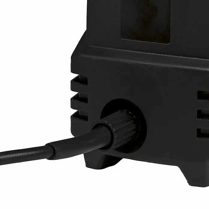 Einhell Classic Hidrolimpiadora de alta presión TC-HP90 - 1.200 W, Presión máx.: 90 bar, Capacidad de bombeo: 372 l/h - Primer plano de un cable de alimentación negro enchufado a un dispositivo. Se centra en la conexión y la textura del cable.