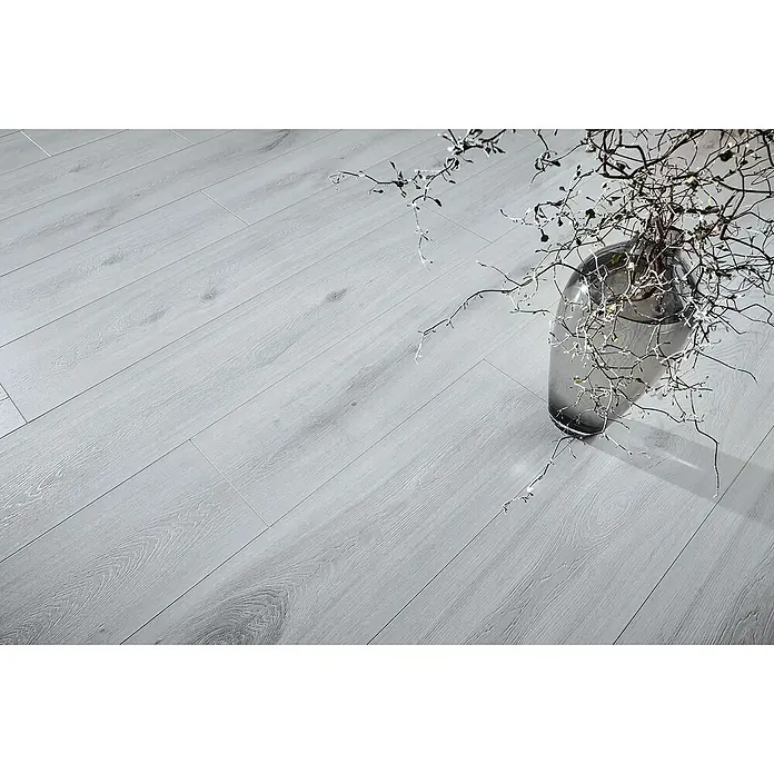 MyStyle MyArt Laminado AC5-33 Roble Misty Plains - 1.285 x 192 x 12 mm, Efecto madera campestre - Textura de suelo de madera clara con decoración de jarrón minimalista. El diseño de madera clara ofrece un toque moderno.