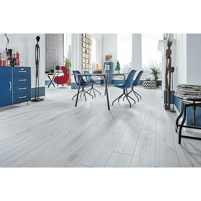 MyStyle MyArt Laminado AC5-33 Roble Misty Plains - 1.285 x 192 x 12 mm, Efecto madera campestre - Habitación luminosa y moderna con mesa de comedor y detalles en azul. El suelo laminado imitación madera aporta calidez.