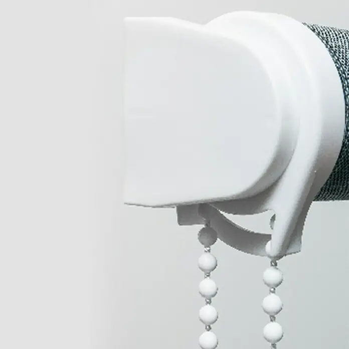 Estor enrollable Bahamas - An x Al: 90 x 250 cm, Turquesa - Primer plano de un cordón blanco y el mecanismo de un estor enrollable, destacando los elementos de diseño limpios y modernos.