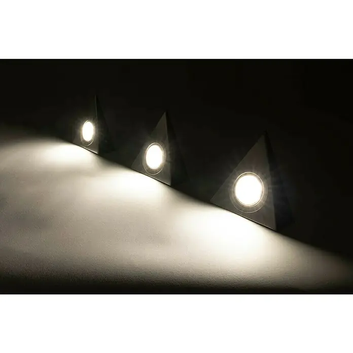 Ritter Leuchten Led-onderbouwverlichtingset Triangle - 3 x 1,8 W, Zilver, Warm wit - Wandlampen: Drie driehoekige wandlampen met ingebouwde ronde lampen werpen licht op de muur en verlichten de ruimte met een stijlvol design.