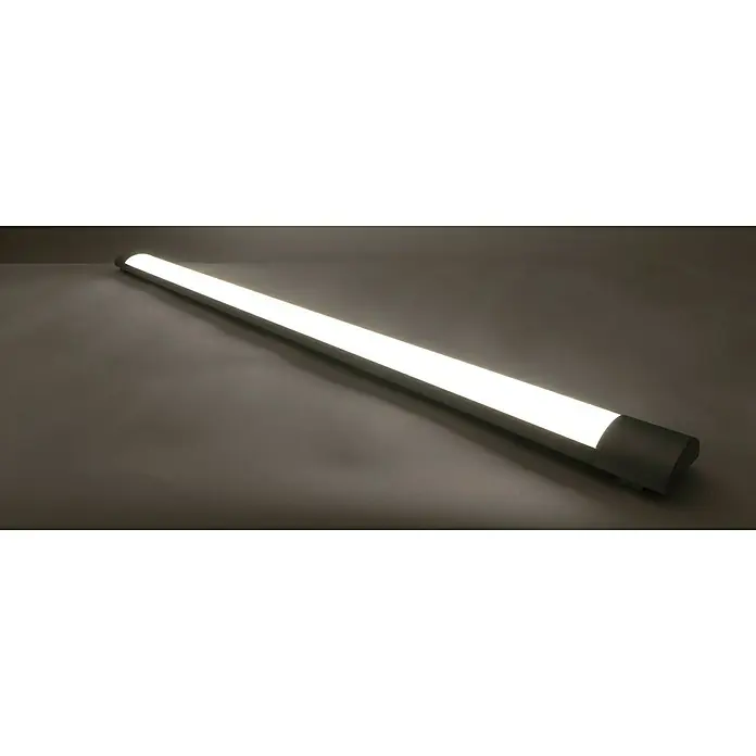 Ritter Leuchten LED svjetiljka za fontanu - 35 W, Srebrne boje, D x Š x V: 1,2 m x 80 mm x 31 mm - Svijetla LED cijev leži na sivoj površini, pružajući svijetlo i moderno osvjetljenje. Idealno za radne prostore ili minimalistički dizajn.