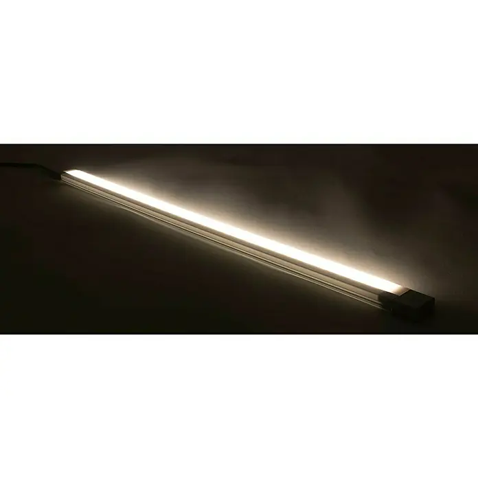 Ritter Leuchten Podelementna LED svjetiljka - 8 W, Duljina: 600 mm, Topla bijela - Detaljan prikaz LED trake svjetla koja emitira jako svjetlo, leži na tamnoj površini, stvarajući moderan efekt.