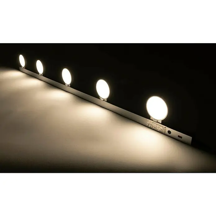 Ritter Leuchten LED-Unterbauleuchte LightRacer - 15 W, Silber, L x B: 90 x 8,7 cm - Nahaufnahme einer modernen LED-Leuchte mit mehreren runden Lampen auf einer schmalen Metallschiene, die warmes Licht ausstrahlen.
