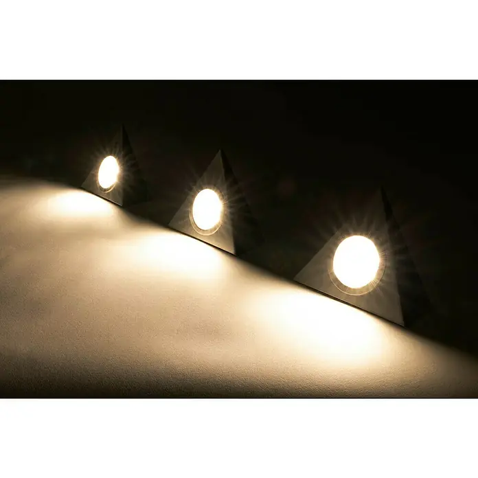 Ritter Leuchten LED-Unterbauleuchten-Set Triangle - L x B x H: 13,5 x 5 x 12 cm, 3 x 2,5 W, Silber - Drei dreieckige Wandleuchten mit runden, hellen Lichtquellen, die eine warme Beleuchtung an der Wand erzeugen.