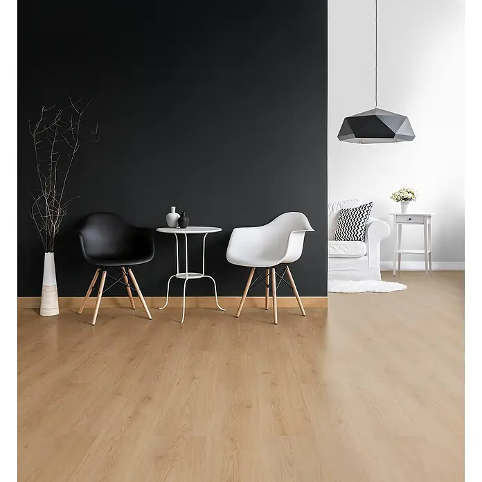 SCHÖNER WOHNEN-Farbe Wandfarbe Trendfarbe - New Black, 1 l, Matt, Konservierungsmittelfrei - Eine stilvolle Wohnzimmerszene mit zwei Designstühlen, einem Beistelltisch und einer modernen Hängelampe, die eine minimalistische Ästhetik betont.