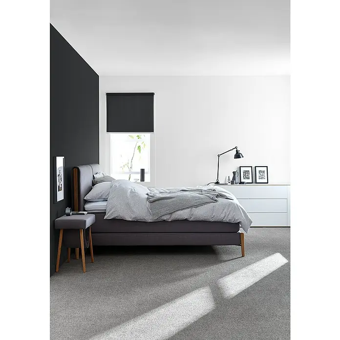 SCHÖNER WOHNEN-Farbe Wandfarbe Trendfarbe Jubiläum - Cosy White, 2,5 l, Matt, Konservierungsmittelfrei - Schlafzimmer mit einem grauen Bett, einem Nachttisch und einem grauen Teppich. Das Zimmer ist modern eingerichtet und hat eine ruhige Atmosphäre.