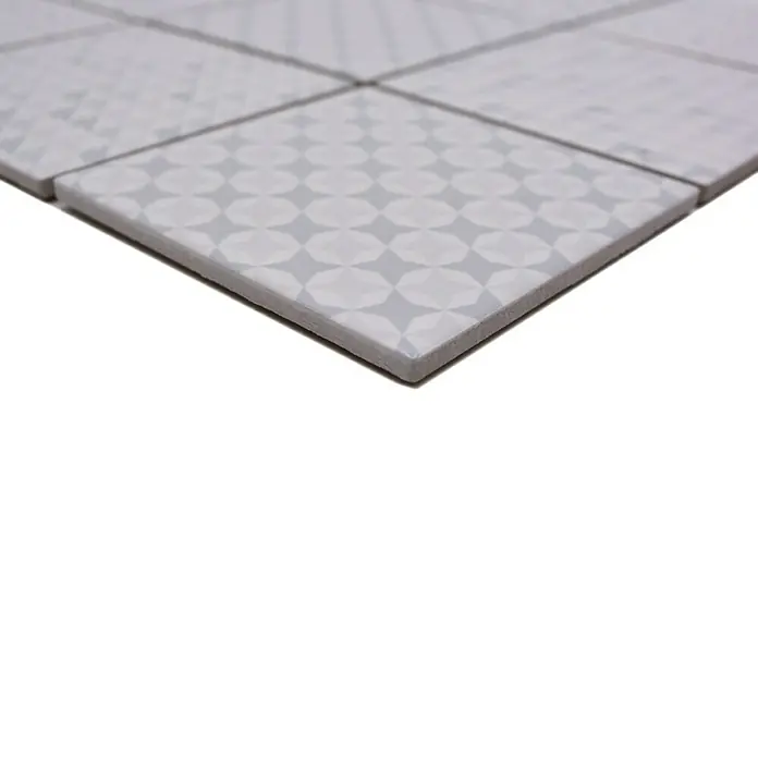 Mozaïektegel vierkant Retro GEOW - 29,8 x 29,8 cm, Wit, Glanzend - Close-up van lichtgrijze keramische tegels met een geometrisch patroon. Ideaal voor moderne badkamers en keukens.
