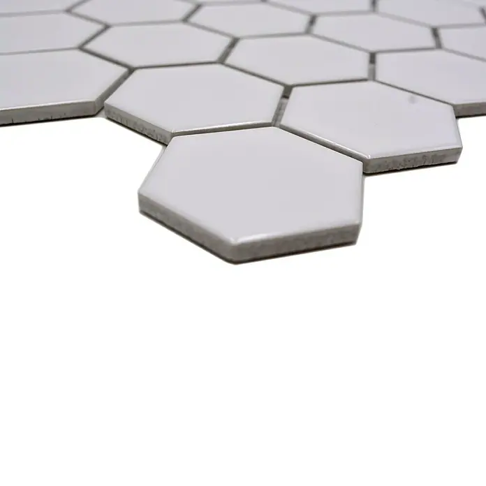 Mozaična ploščica [SI] Hexagon Uni HX 080 - 32,5 x 28,1 cm, [SI] Weiß, Sijoče - Bližnji pogled na sive šesterokotne ploščice, ki ponujajo sodoben, eleganten dizajn za vsak prostor. Idealno za kopalnice ali kuhinje.