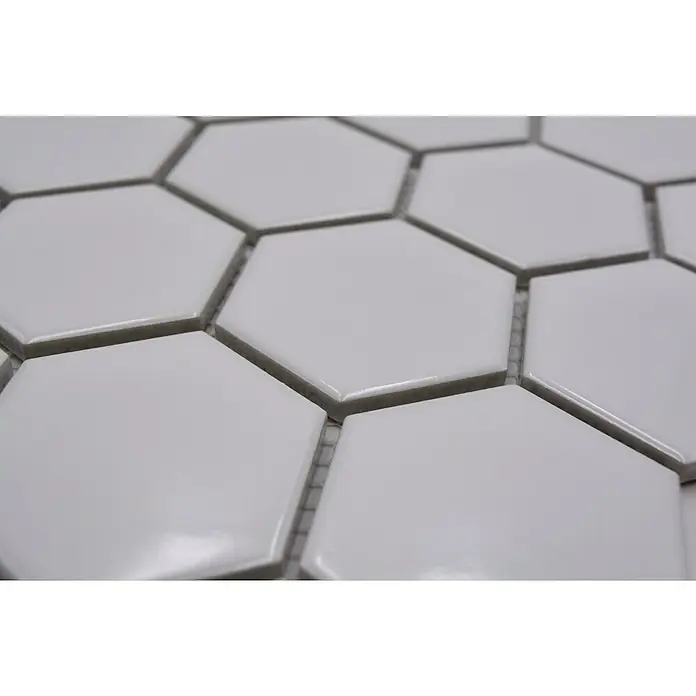 Mozaična ploščica [SI] Hexagon Uni HX 080 - 32,5 x 28,1 cm, [SI] Weiß, Sijoče - Bližnji posnetek belih šesterokotnih ploščic, ki prikazujejo sodoben in minimalističen dizajn, idealen za kuhinje ali kopalnice.
