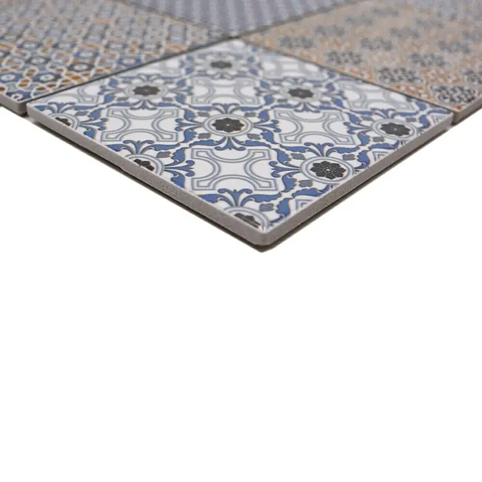 Mozaična ploščica [SI] Quadrat Classico Mix - 29,8 x 29,8 cm, [SI] Mehrfarbig, Sijoče - Bližnji posnetek posamezne dekorativne talne ploščice s podrobnim modro-belim vzorcem.