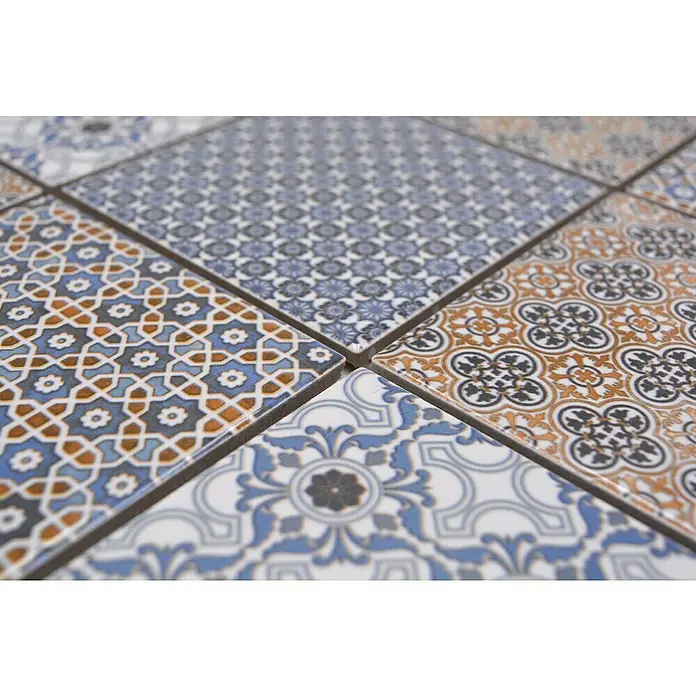 Mozaična ploščica [SI] Quadrat Classico Mix - 29,8 x 29,8 cm, [SI] Mehrfarbig, Sijoče - Bližnji pogled na okrasne keramične ploščice s cvetličnimi in geometrijskimi vzorci v odtenkih modre, oranžne in sive.