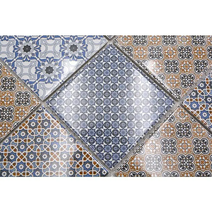 Mozaična ploščica [SI] Quadrat Classico Mix - 29,8 x 29,8 cm, [SI] Mehrfarbig, Sijoče - Bližnji posnetek okrasnih, sijočih keramičnih ploščic s cvetličnimi vzorci v modrih, rjavih in sivih tonih za notranjo opremo.