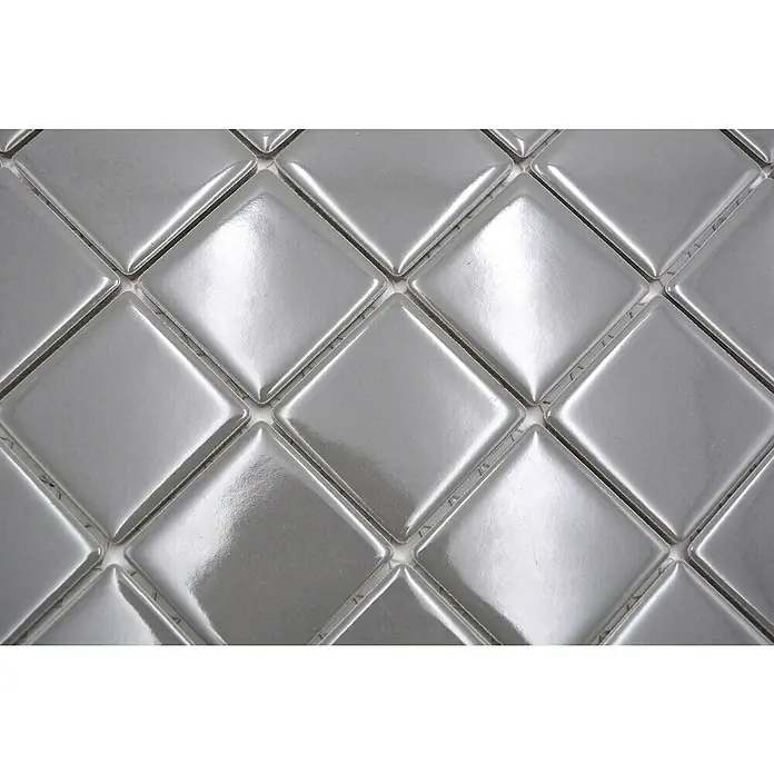 Mozaïektegel vierkant Architecture CD 170 - 29,8 x 29,8 cm, Grijs, Glanzend - Close-up van zilveren diamantmozaïektegels, die een reflecterend en modern designelement bieden voor interieurruimtes.