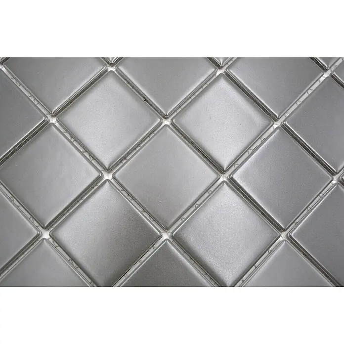 Mozaïektegel vierkant Architecture CD 172 - 29,8 x 29,8 cm, Grijs, Mat - Close-up van glanzende, zilverkleurige vierkante mozaïektegels, die een strak en modern design bieden voor interieurruimtes.