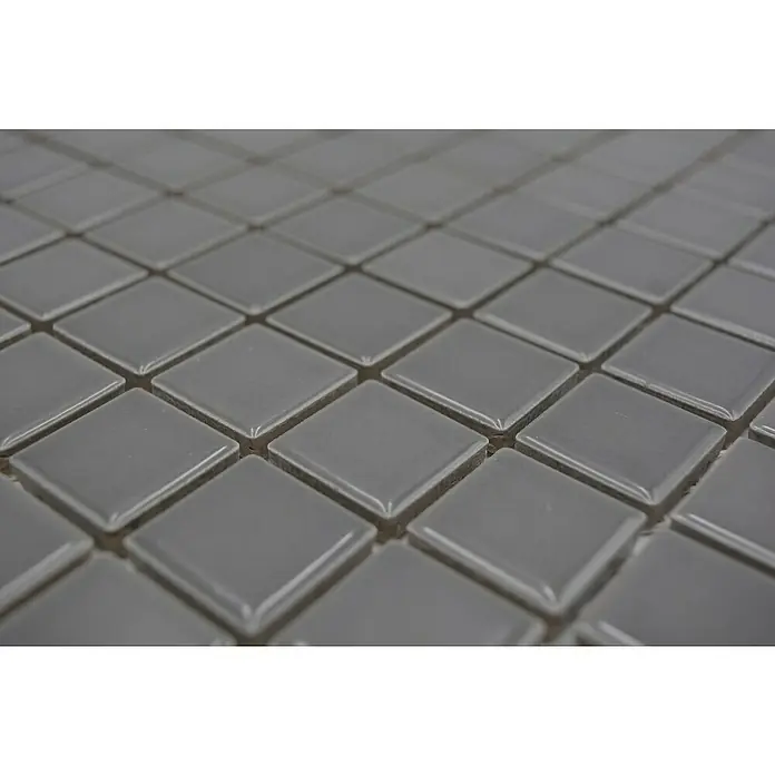 Mozaïektegel vierkant Uni CG 124 - 29,8 x 29,8 cm, Grijs, Glanzend - Close-up van een patroon van grijze vierkante mozaïektegels, die een strak en modern designelement vormen.