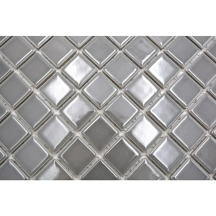 Mozaïektegel vierkant Uni CG 124 - 29,8 x 29,8 cm, Grijs, Glanzend - Close-up van vierkante, zilverkleurige tegels met een glanzend oppervlak. Ideaal voor stijlvolle wand- en vloerontwerpen binnenshuis.