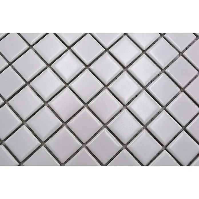 Mozaïektegel vierkant Uni CG 114 - 29,8 x 29,8 cm, Wit, Mat - Close-up van glanzend witte vierkante mozaïektegels, die een uniform patroon creëren, ideaal voor badkamer- of keukenoppervlakken.