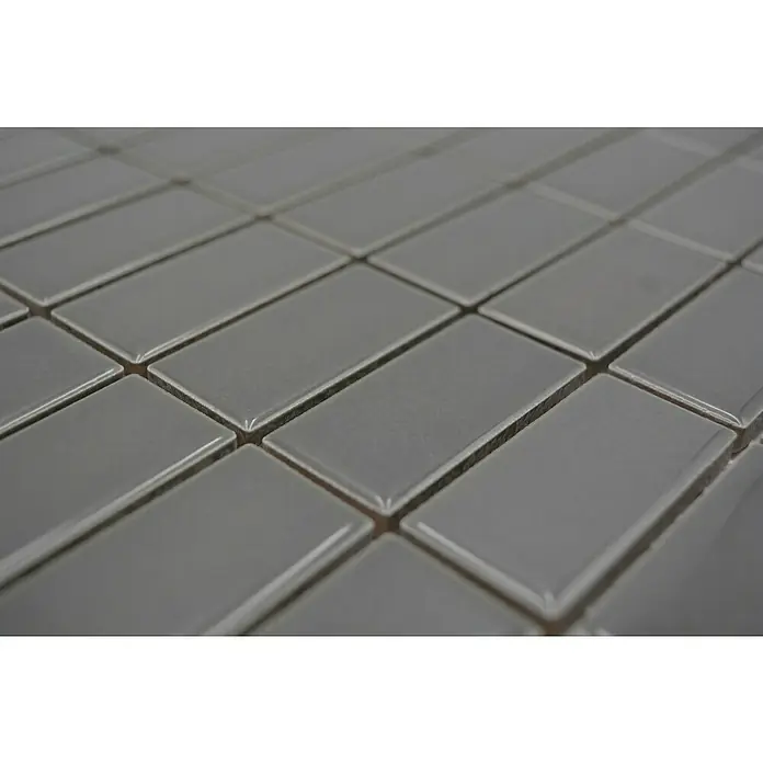 Mozaïektegel rechthoek Architecture ST 380 - 29,8 x 29,8 cm, Grijs, Glanzend - Close-up van grijze, langwerpige tegels, die een modern, strak design bieden voor binnenmuren of vloeren.