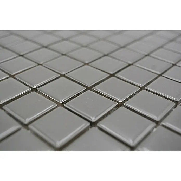 Mozaïektegel vierkant Uni CG 134 - 29,8 x 29,8 cm, Grijs, Mat - Close-up van grijze vierkante mozaïektegels die een uniform patroon vormen, ideaal voor moderne oppervlakken.