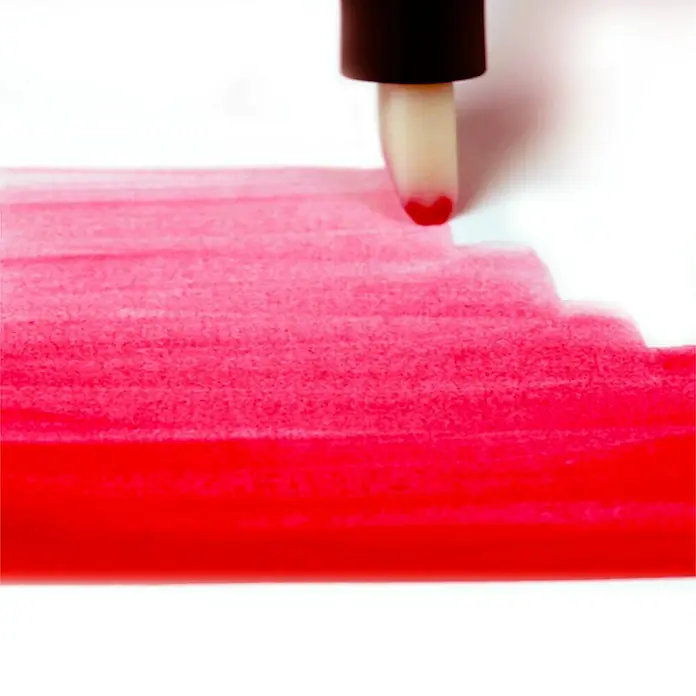 Winsor & Newton Brushmarker-Set - Lebendige Farben, 12 -tlg. - Ein roter Marker, der auf weißem Papier verwendet wird, um eine Linie zu erstellen, die von hellrosa nach tiefrot verläuft. Ideal für Kunstprojekte.