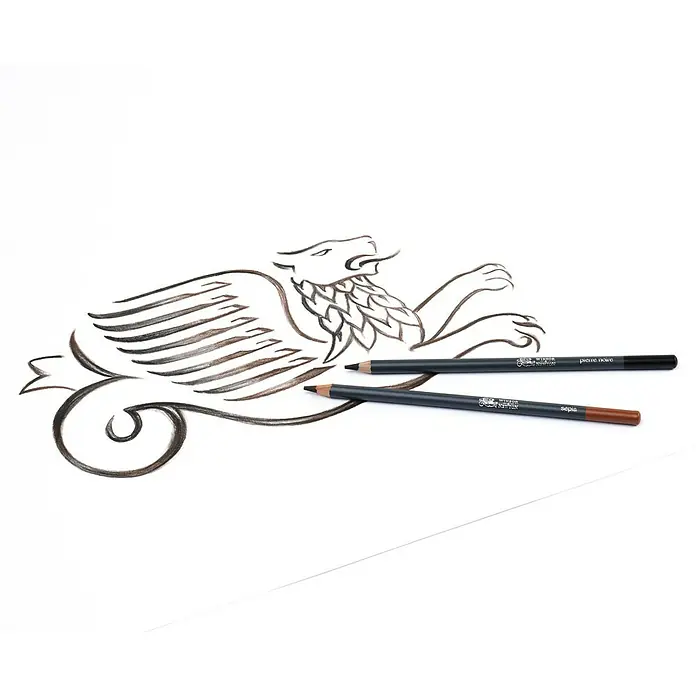 Winsor & Newton Zeichenstift-Set Sketch - 10 -tlg., Farbig sortiert - Das Bild zeigt zwei Winsor & Newton Zeichenstifte, einen in Sepia und einen in Pierre Noire, die neben einer Drachenzeichnung liegen.