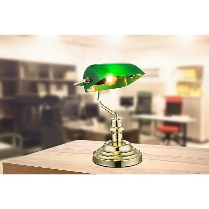 Globo Tischleuchte Bankerslamp - 60 W, L x B x H: 25 x 19 x 36 cm, Messing, Grün, E27 - Grüne Bankerlampe mit goldenem Fuß auf einem Tisch. Die Lampe leuchtet und erhellt den Raum. Sie hat ein stilvolles, klassisches Design.