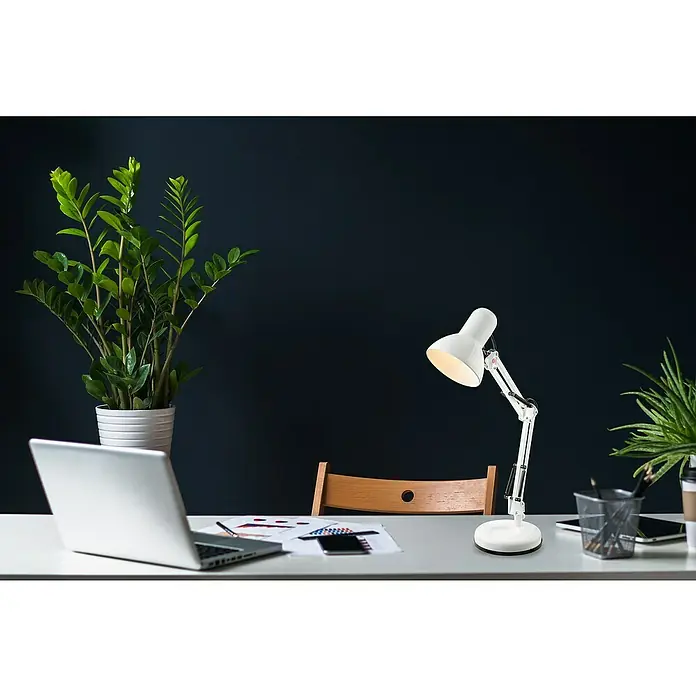 Globo Tischleuchte Famous - 40 W, Weiß, Weiß, E27 - Schreibtisch mit Laptop, Lampe und Pflanze, die eine moderne und produktive Arbeitsumgebung schaffen. Die Schreibtischlampe sorgt für ausreichend Licht.